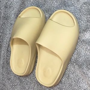 COPY - Yeezy Slide size 36 STILL AVAILABLE